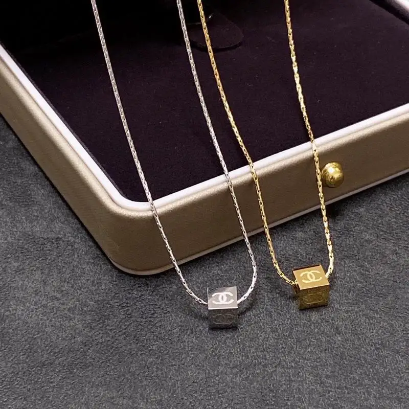 Chanel necklace 1lyx73