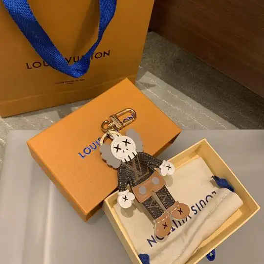 LV keyring 羊皮kaws公仔