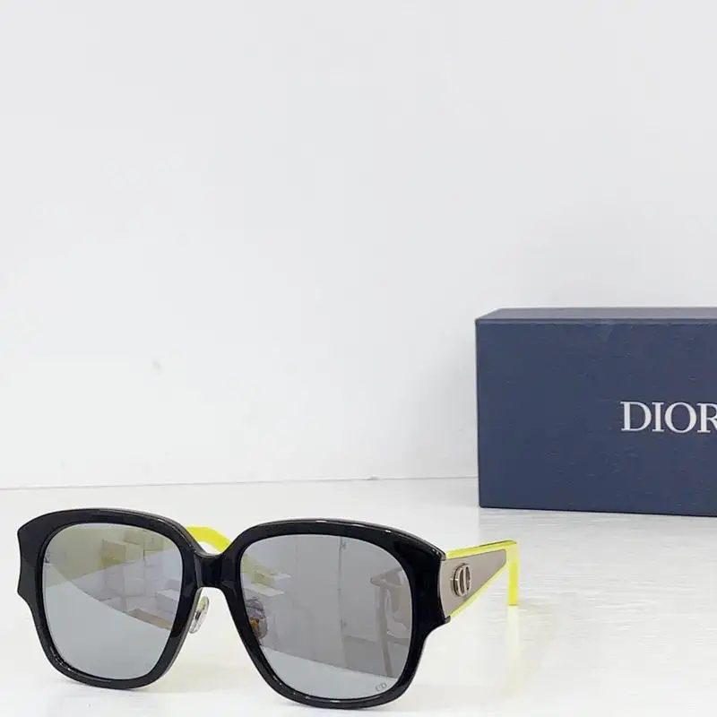 Dior Glow 56 18-140 B